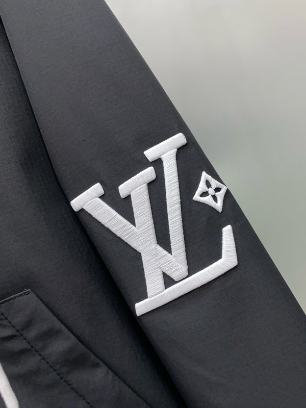 ルイ・ヴィトン「Louis Vuitton」2025SS 新作 刺繍ロゴ フード付きアウトドアジャケット