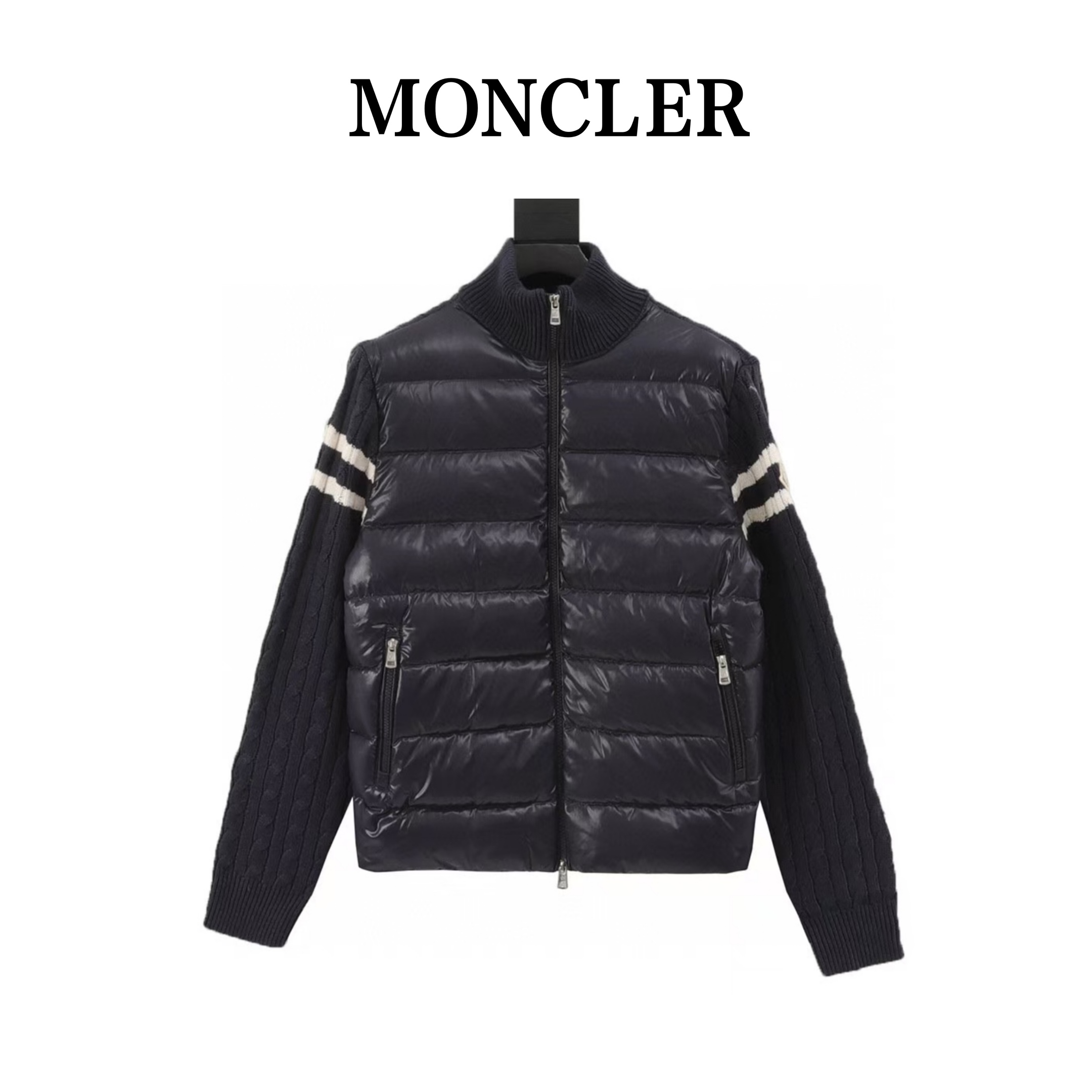 Moncler の軽くて裏地付きウール素材のジッパー付きダウンコート