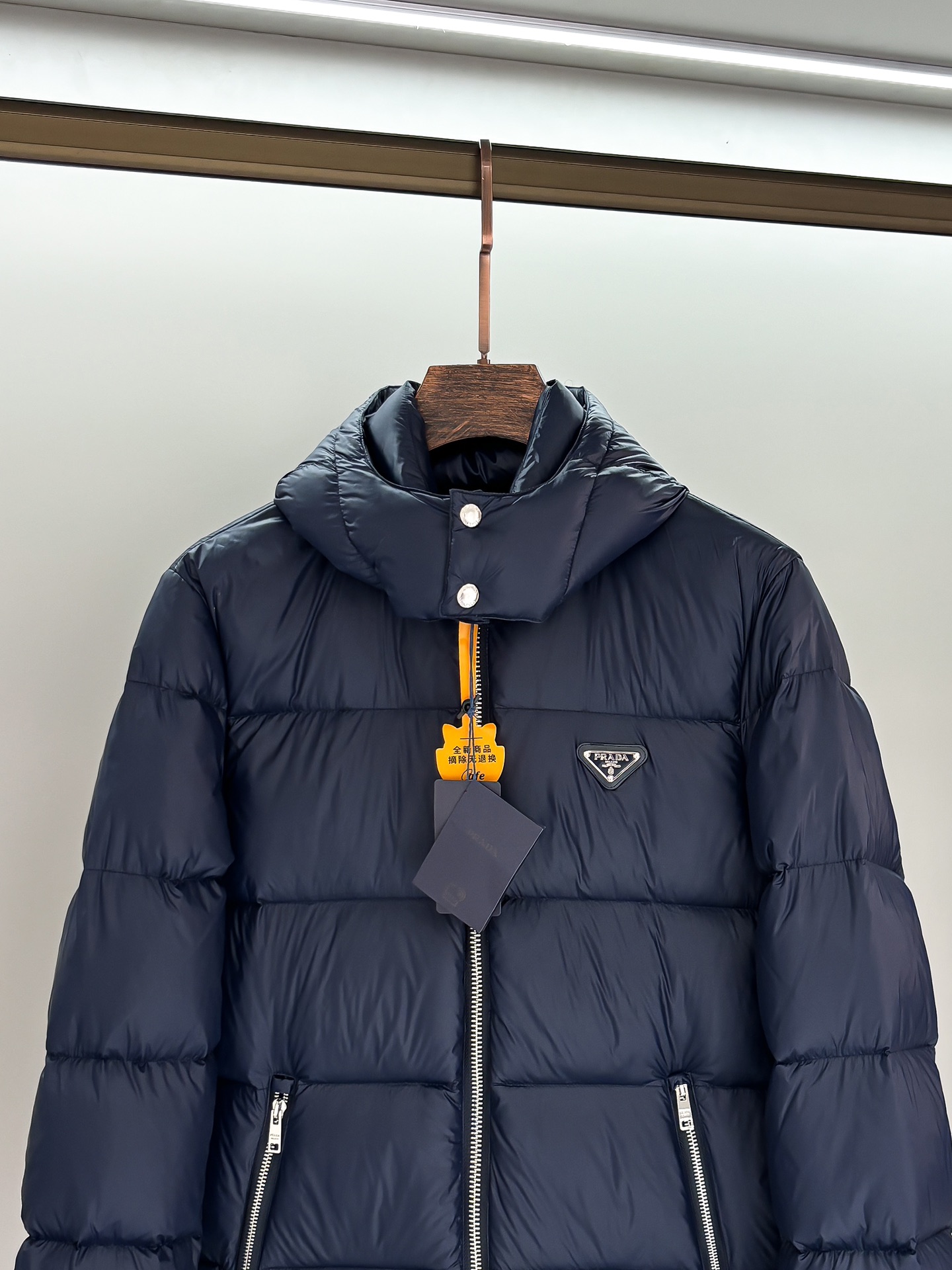 プラダ「Prada」秋冬フード付きダウンジャケット