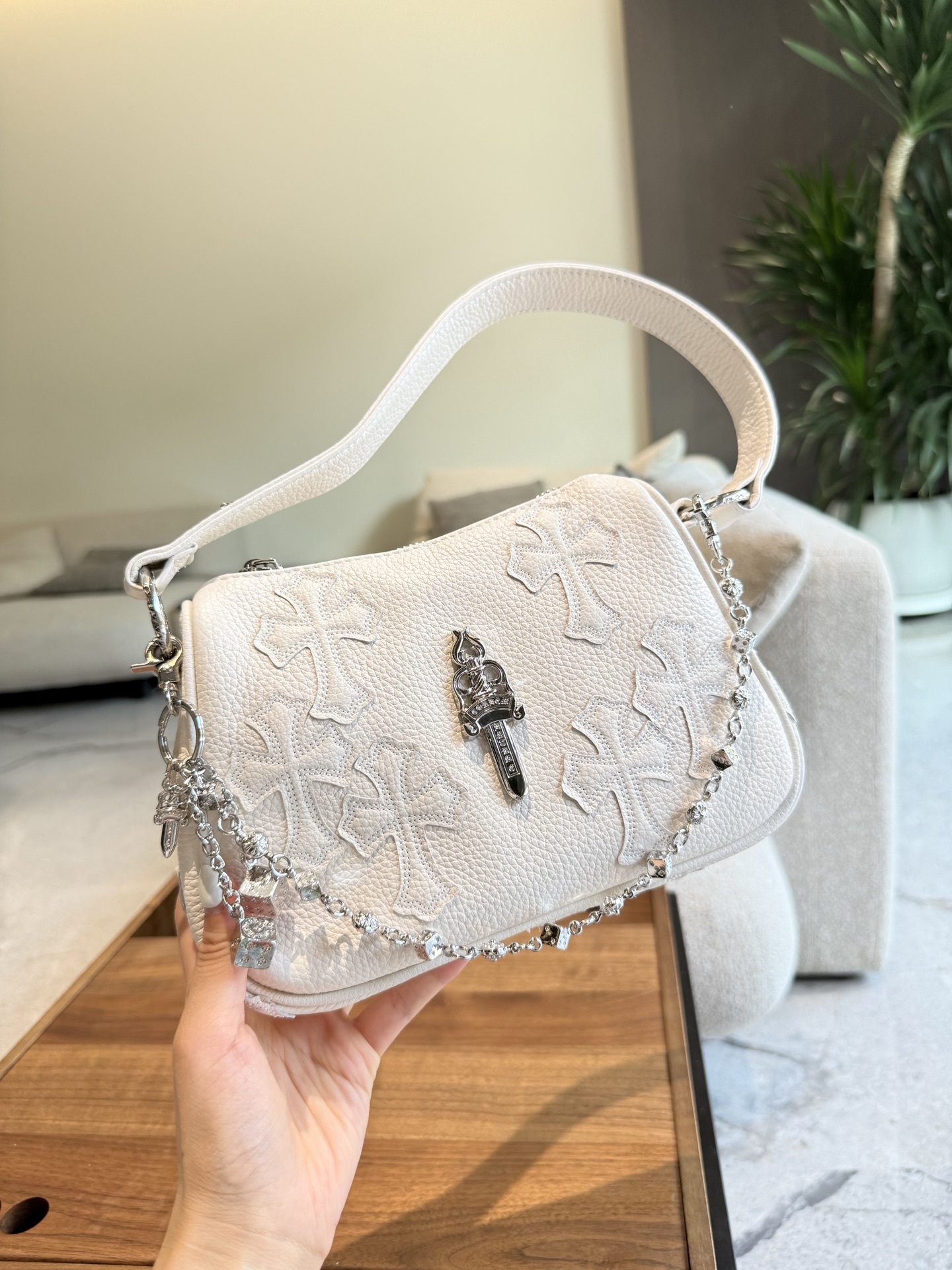 クロムハーツ「Chrome Hearts」十字架のショルダーバッグ