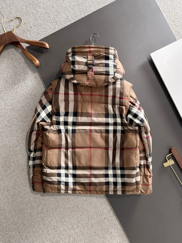 バーバリー「Burberry」 冬の新作 フード付き男性のダウンジャケット