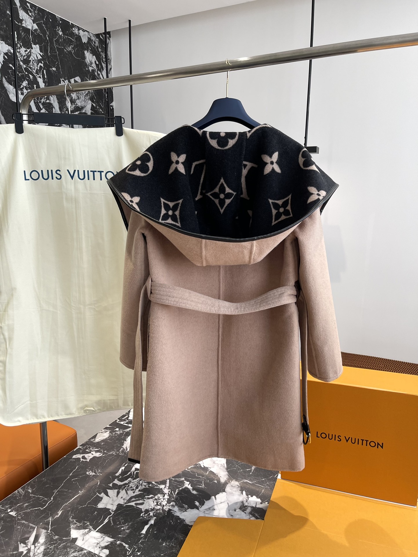 ルイ・ヴィトン「Louis Vuitton」秋冬 レディース ワップルフードロングコート