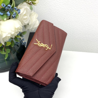 サンローラン「Saint Laurent」カサンドラ マトラッセ ラージ フラップウォレット（グレイン・ド・プードル エンボスレザー）