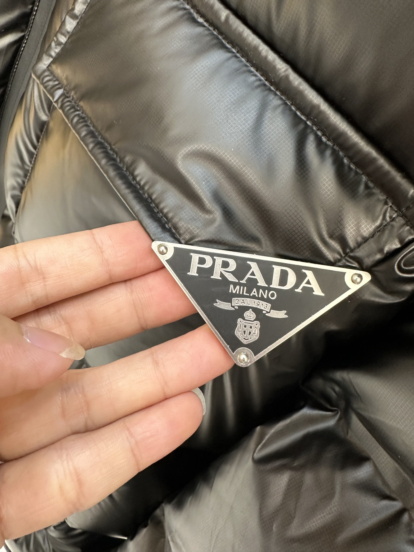 プラダ「Prada」冬の新作 フード付きダウンジャケット