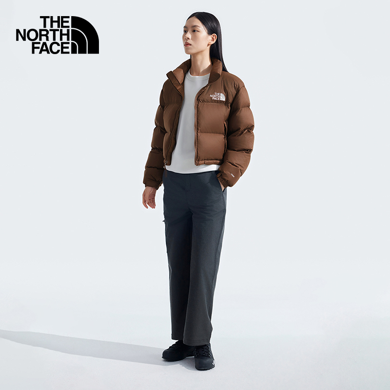 The North Face ICON Nuptse レディース ショート丈 ホワイトグースダウンジャケット。撥水加工済みで、冬季の新作です