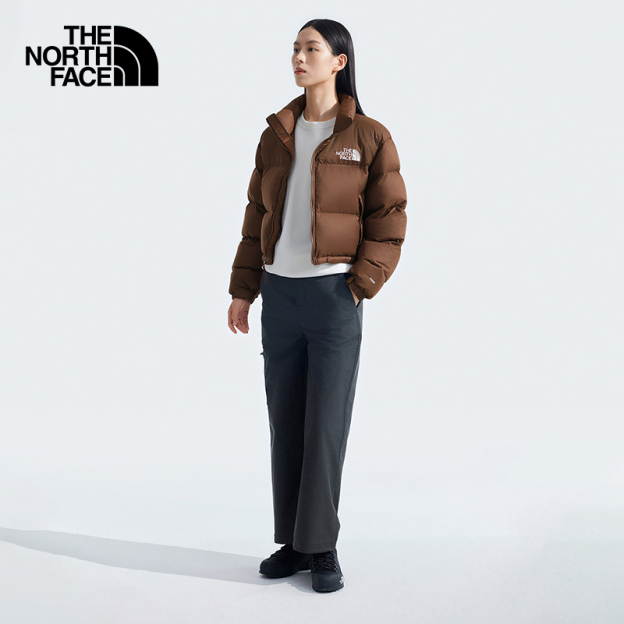 The North Face ICON Nuptse レディース ショート丈 ホワイトグースダウンジャケット。撥水加工済みで、冬季の新作です