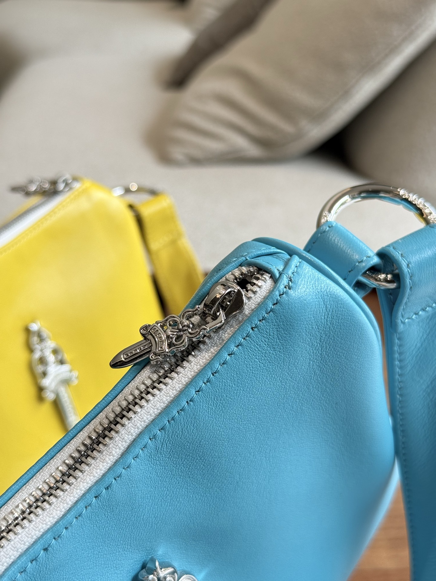 クロムハーツ「Chrome Hearts」十字架のショルダーバッグ