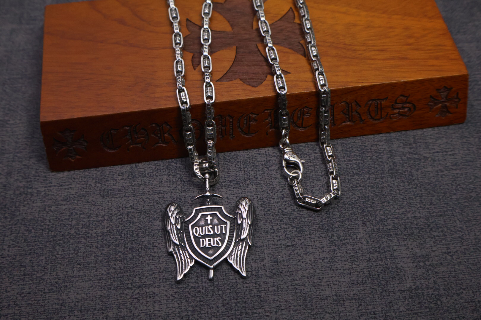 クロムハーツ「Chrome Hearts」のクラシックネックレス - 日常に上品なアクセントを添えるユニセックスモデル