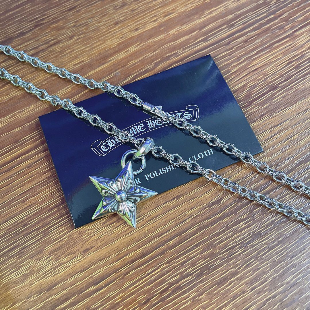 クロムハーツ「Chrome Hearts」のクラシックネックレス - 日常に上品なアクセントを添えるユニセックスモデル