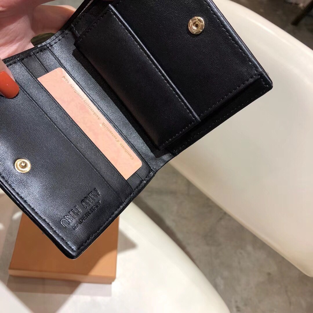 ミュウミュウ「Miu Miu」ミュウミュウ ラムスキン コンパクトバッグ 5439 / ショルダーバッグ