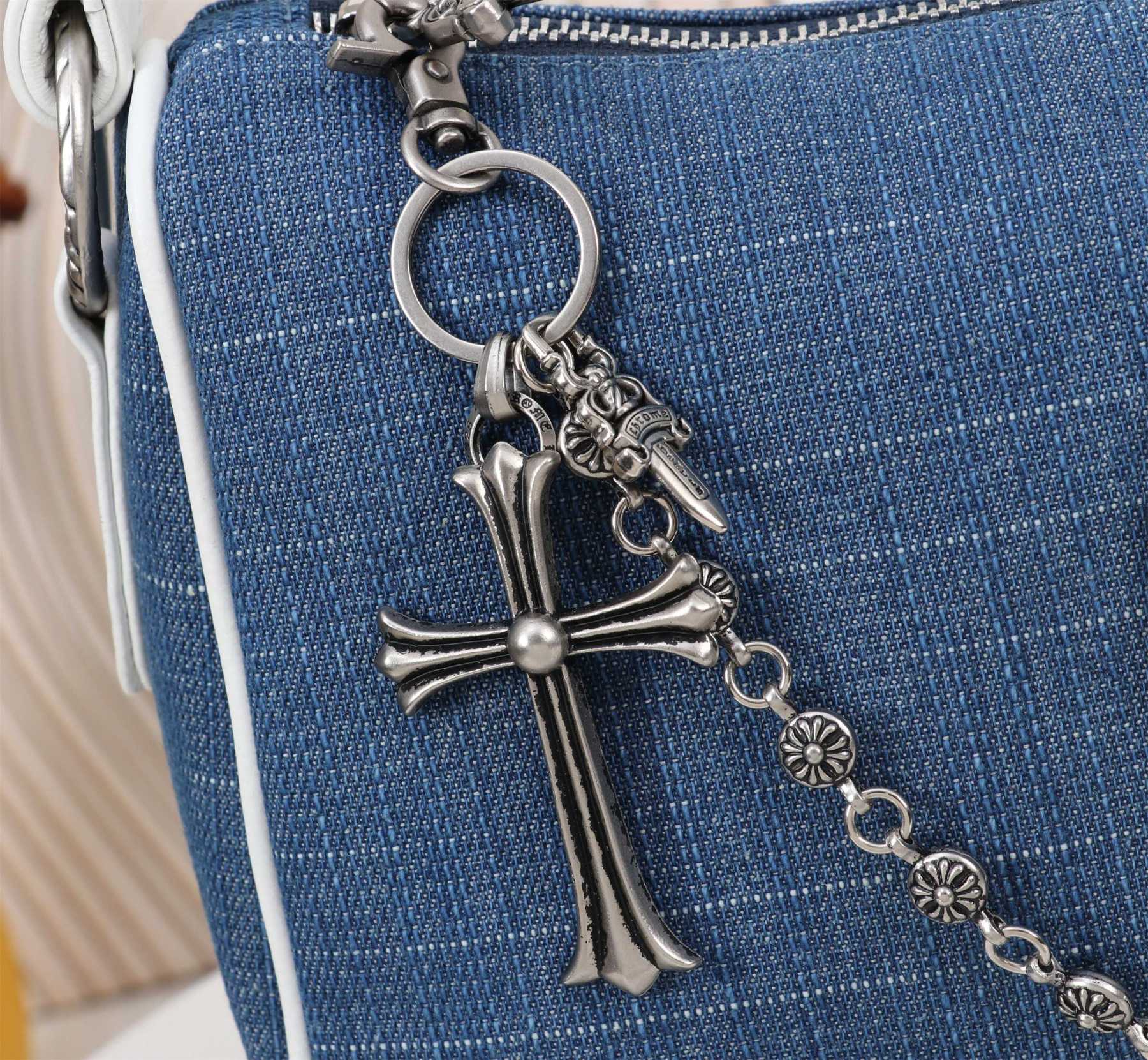 クロムハーツ「Chrome Hearts」十字架のショルダーバッグ