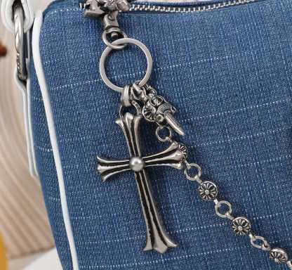 クロムハーツ「Chrome Hearts」十字架のショルダーバッグ