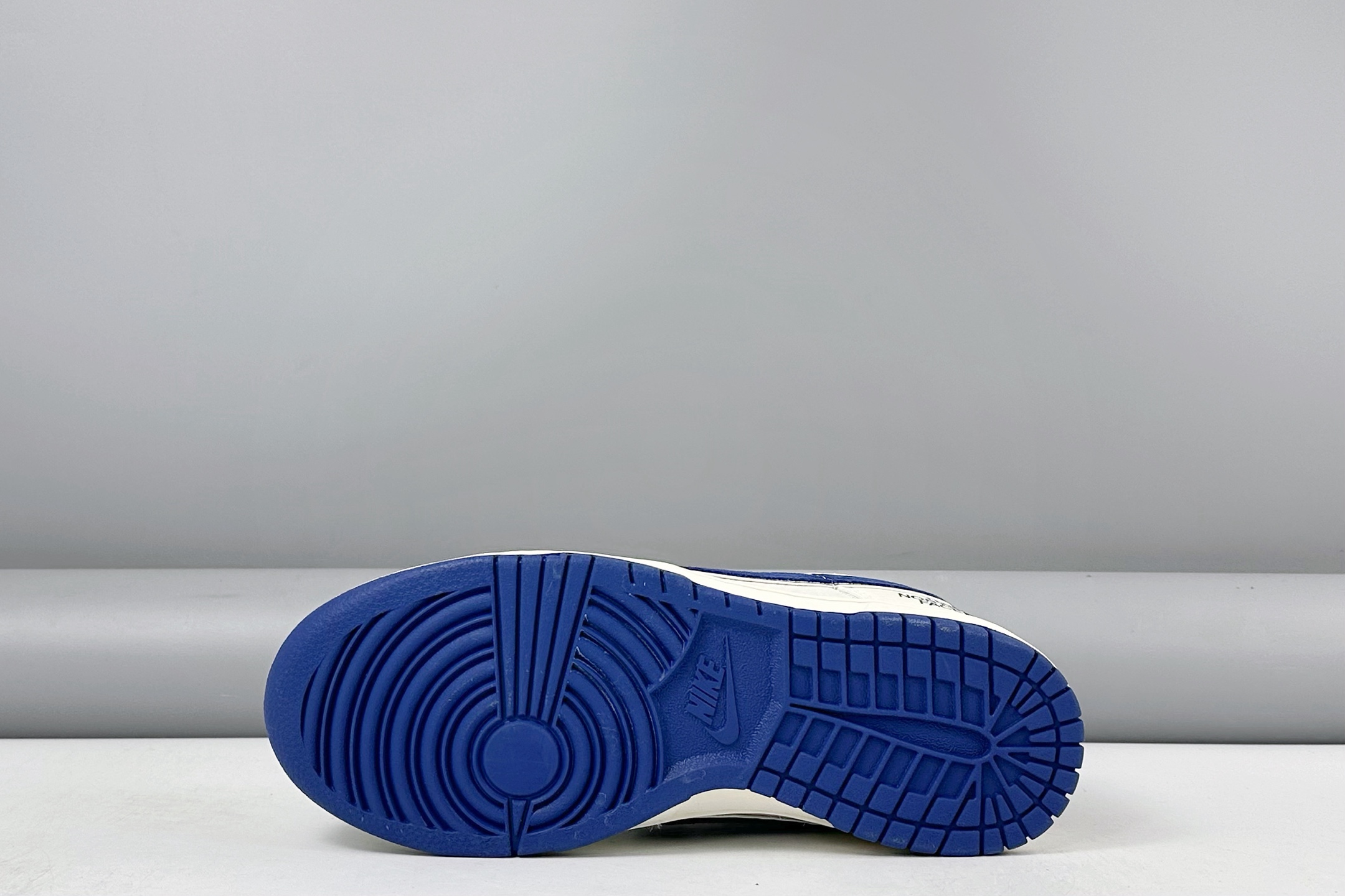 ナイキ「Nike」ク ロー カジュアルスニーカー