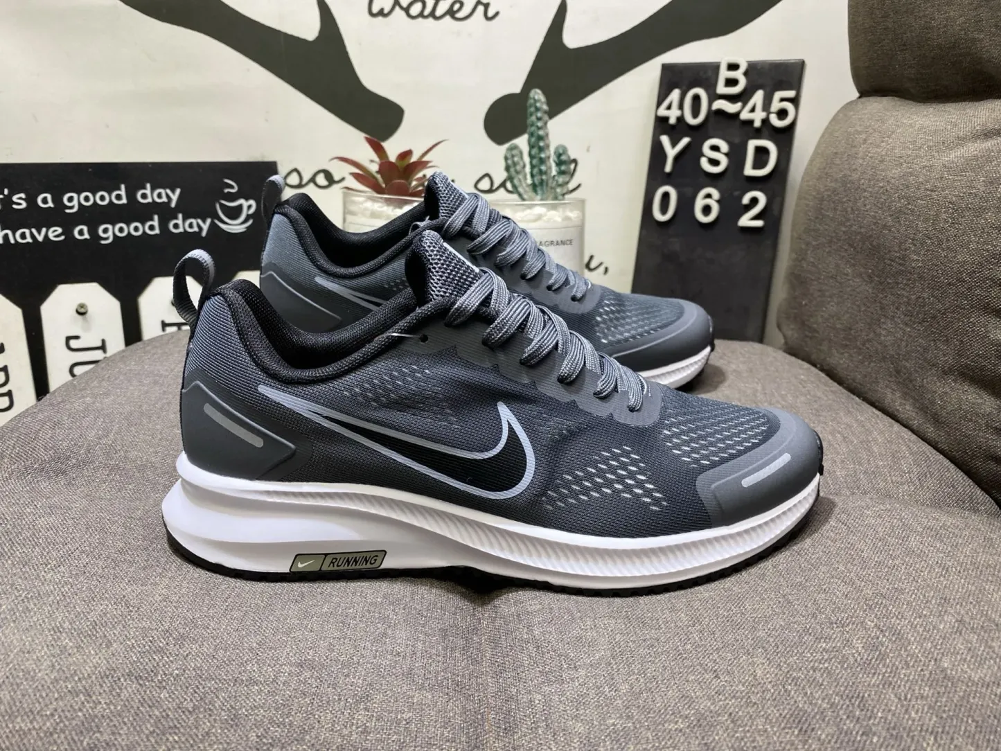 ナイキ「Nike」Zoom Pegasus  ムーンランディング ライトウェイト スポーツシューズ