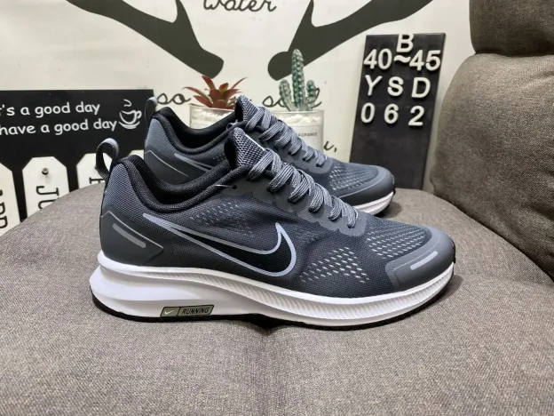 ナイキ「Nike」Zoom Pegasus  ムーンランディング ライトウェイト スポーツシューズ