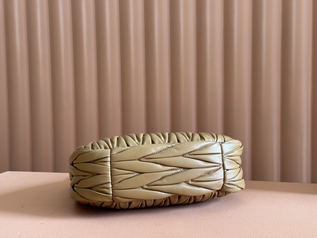 ミュウ ミウ(Miu Miu)ワンダー マトラッセ ラムスキンのホーボー ミニバッグ