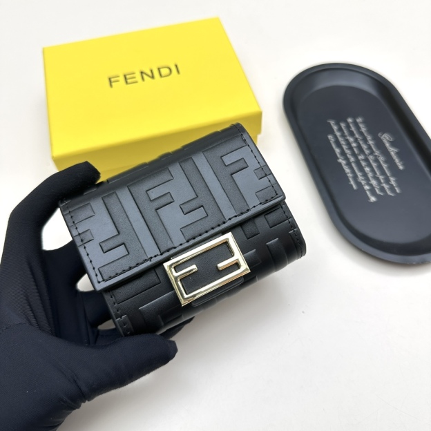 フェンディ「Fendi」高級エンボス牛革の大きな イタリア製財布