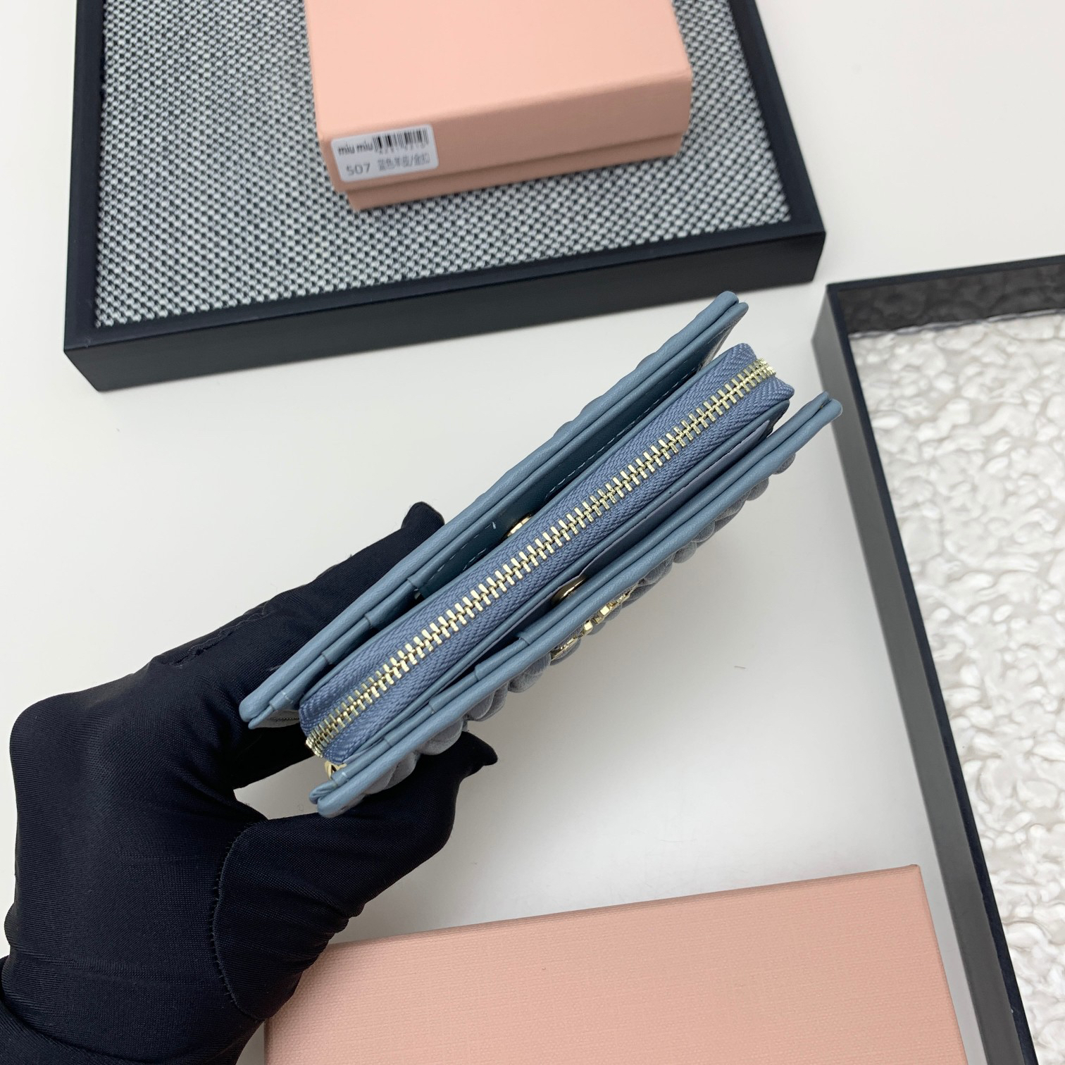 ミュウミュウ「Miu Miu」マテラッセレザー ジップアラウンド 折り財布