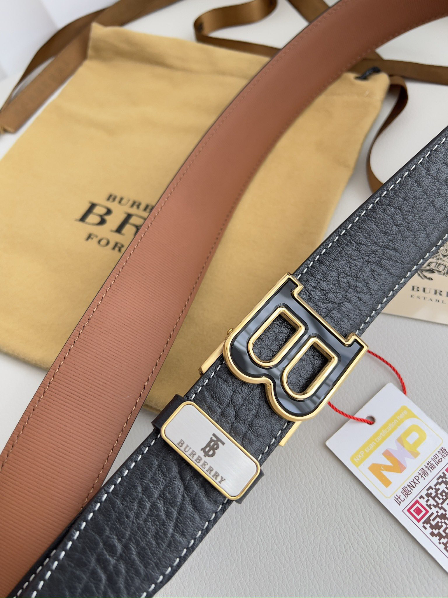 バーバリー「Burberry」オートロックベルト 2色