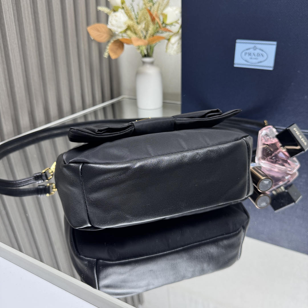 プラダ「Prada」  リジェネレイテッド ナイロン＆ナッパレザー ボウショルダーバッグ