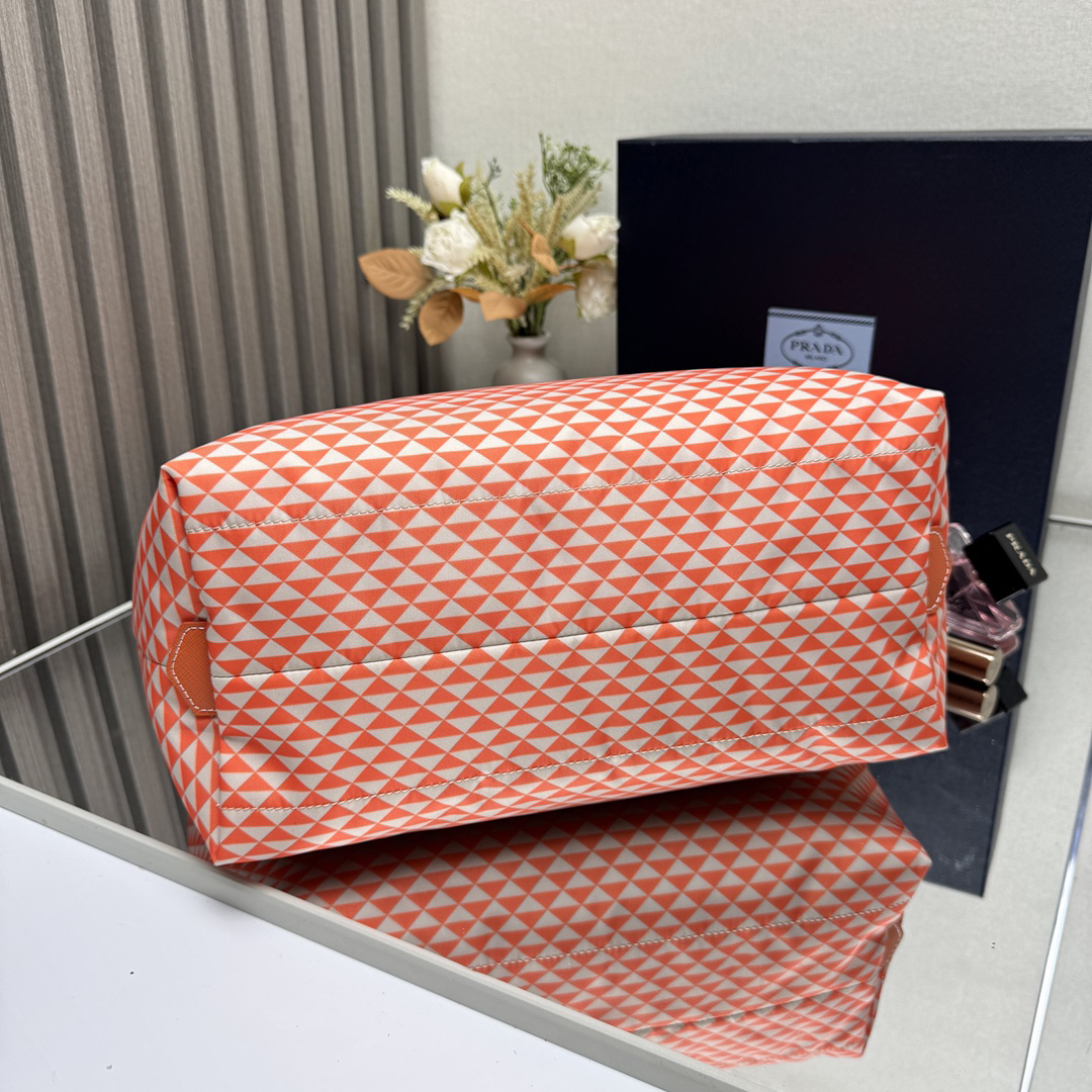 プラダ「Prada」Tessuto Triangulum トートバッグ 新作