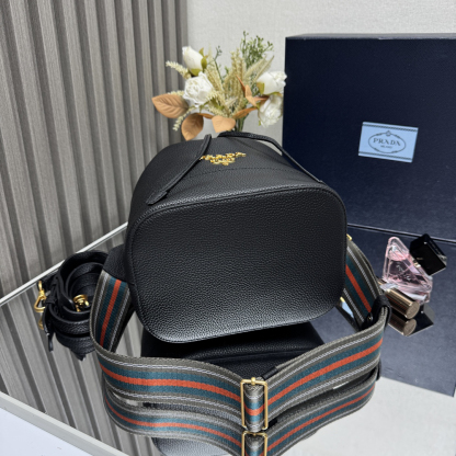 プラダ「Prada」ピコティン バケットバッグ モデ