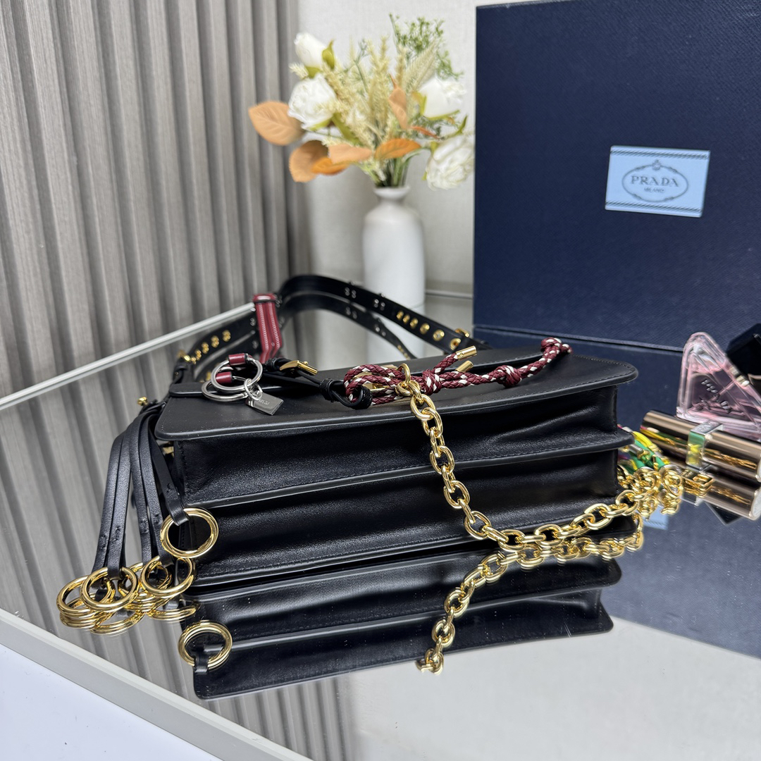 プラダ「Prada」Soft Sound ショルダーバッグ モデル