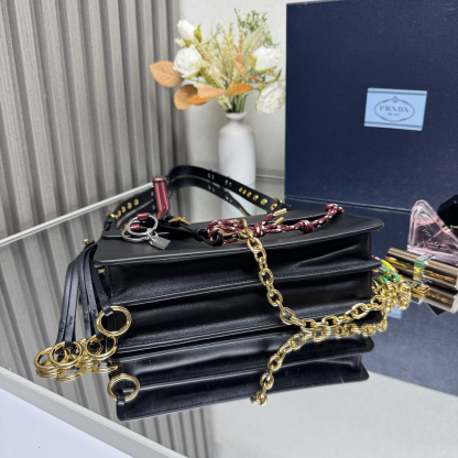 プラダ「Prada」Soft Sound ショルダーバッグ モデル