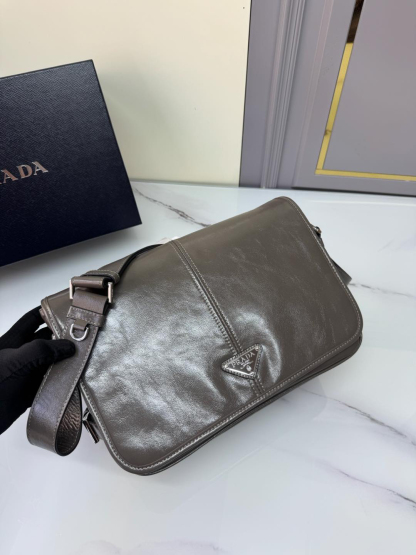 プラダ「Prada」 オイルドレザー メッセンジャーバッグ モデル