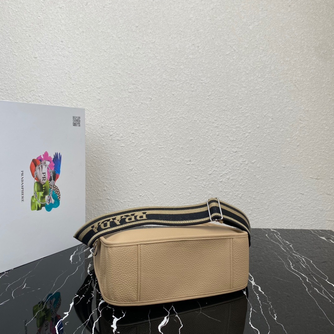 プラダ「Prada」 ファブリック ショルダーバッグ モデル