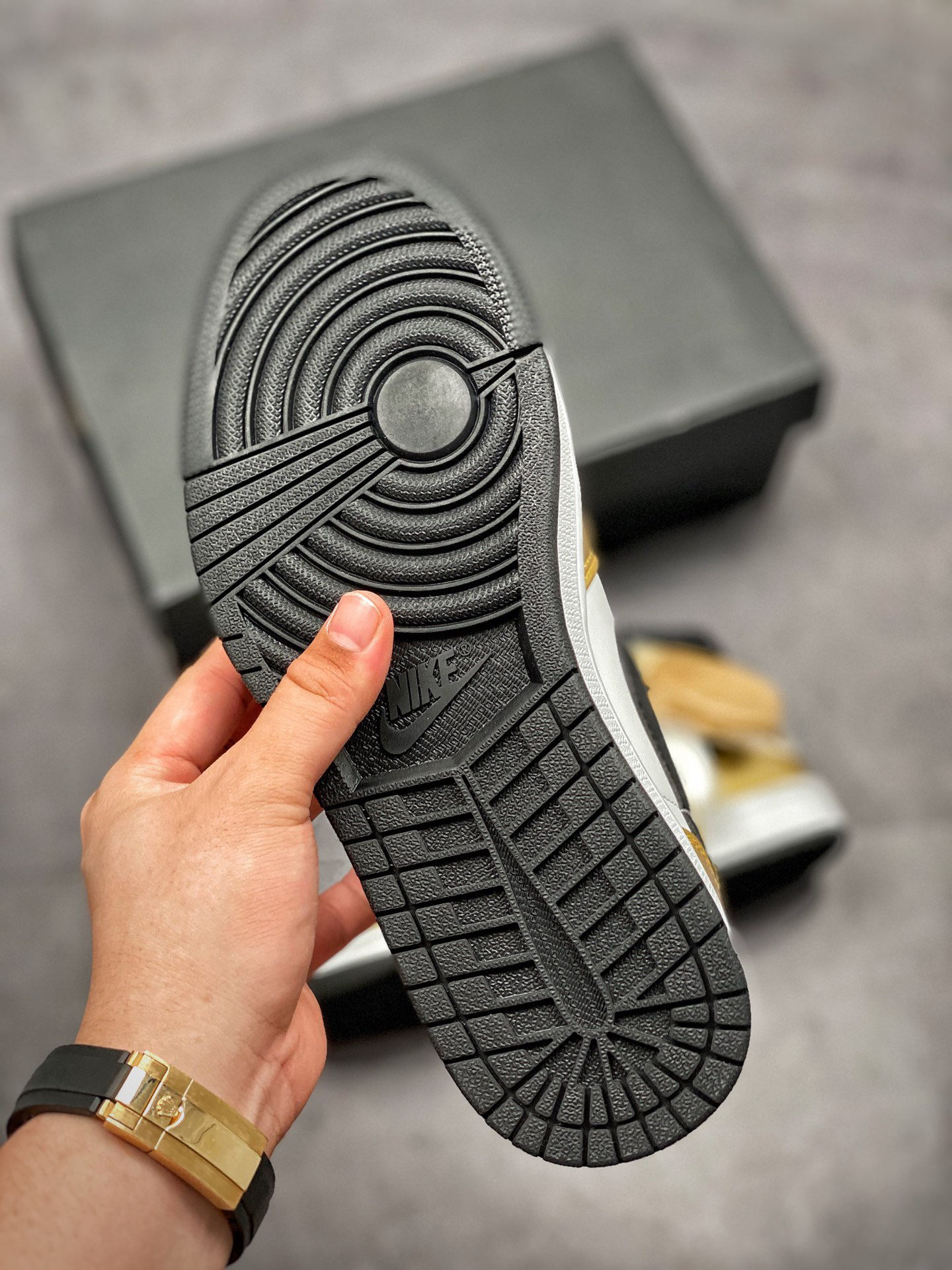 ナイキ「Nike」  エアジョーダン1 ミッド "メタリックゴールド" スニーカー