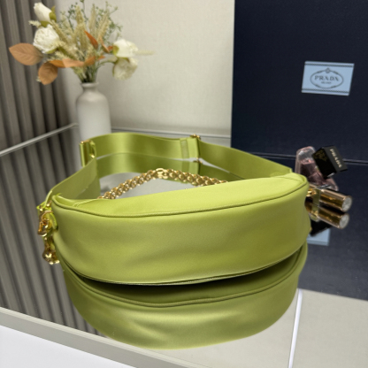 プラダ「Prada」 リナイロン クレセント マルチショルダーバッグ