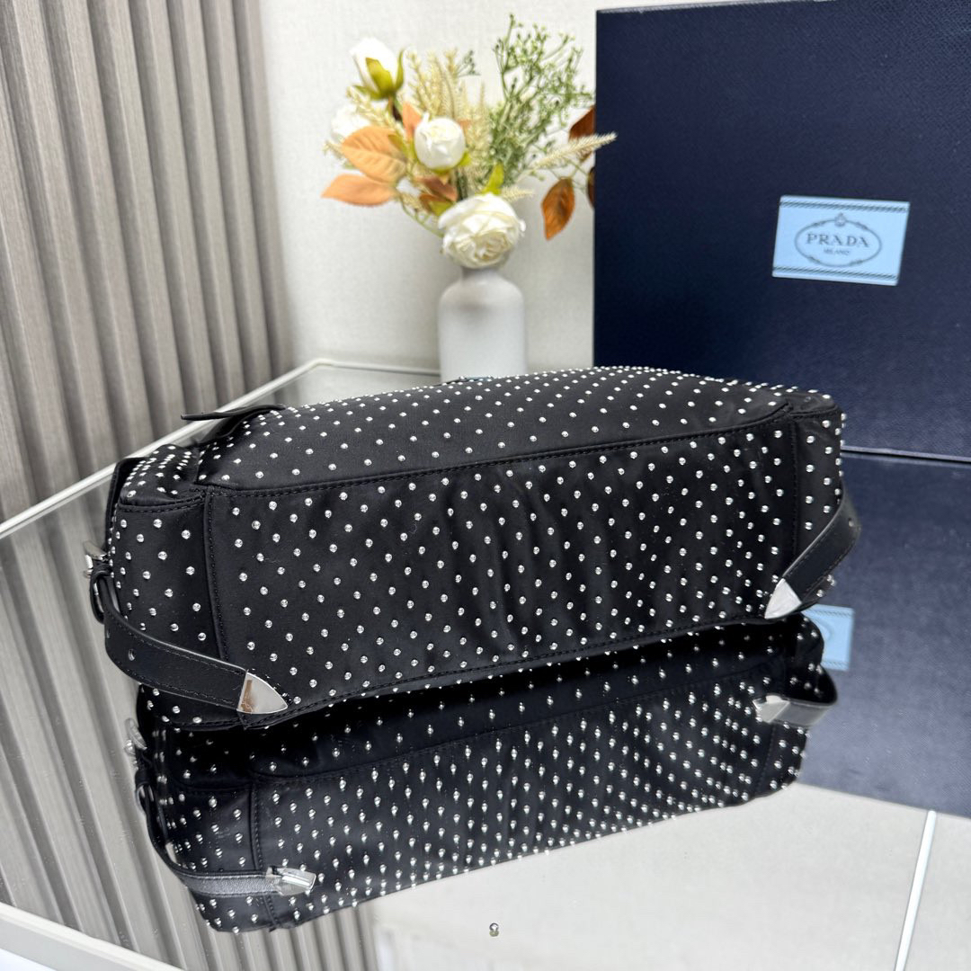 プラダ「Prada」リベットデザイン メッセンジャーバッグ ショルダーバッグ