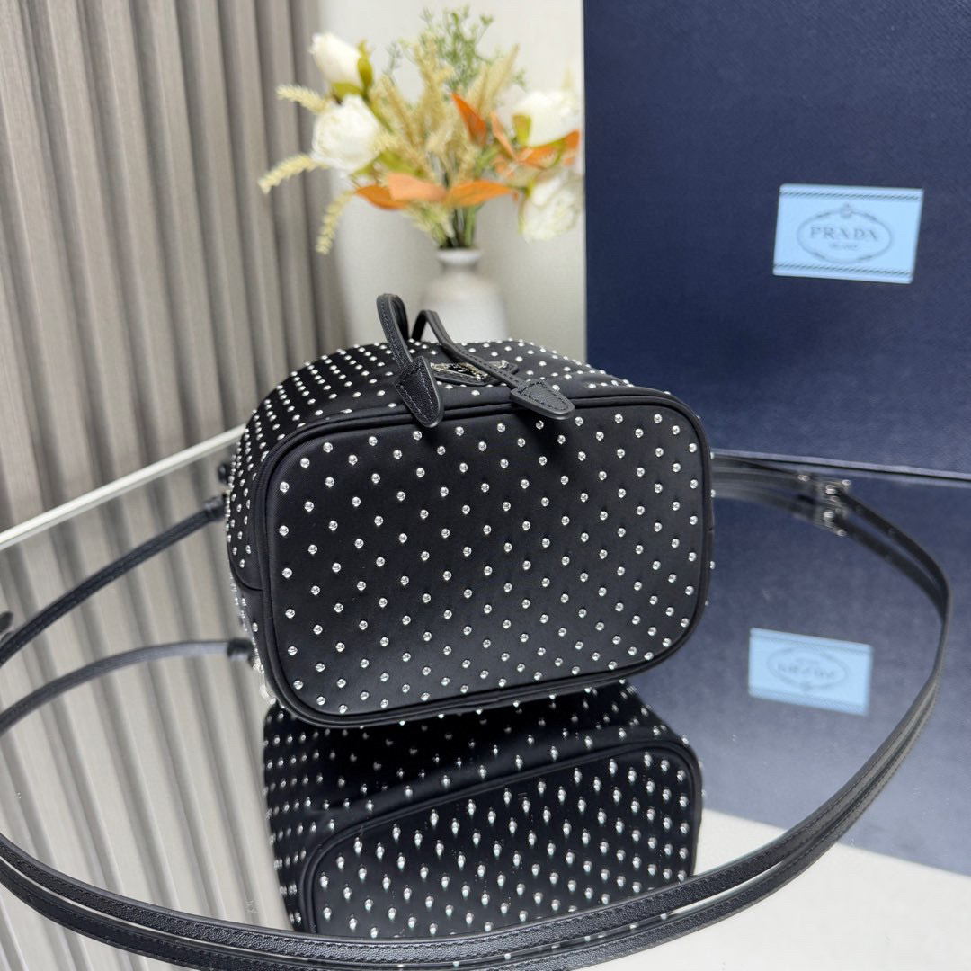 プラダ「Prada」 リベットデザイン バケットバッグ ショルダーバッグ