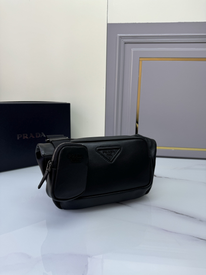プラダ「Prada」 エンボスロゴ メッセンジャーバッグ ショルダーバッグ