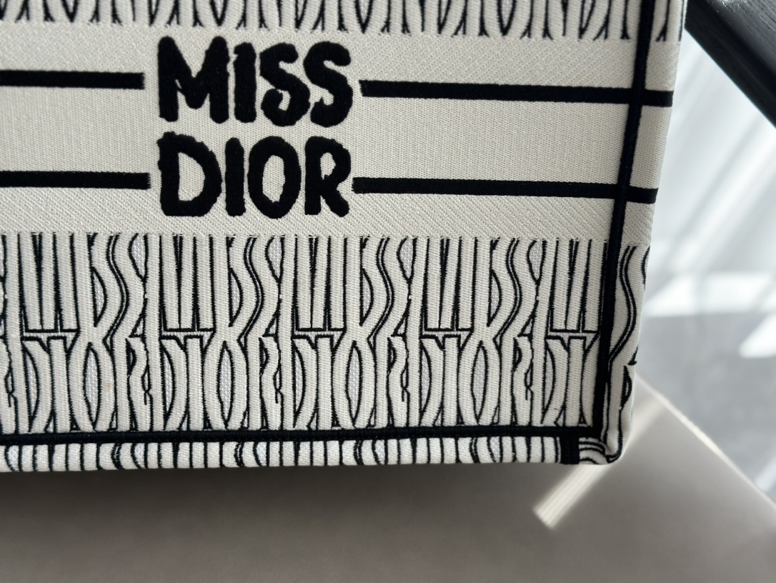 ディオール「Dior」Book Tote 2023 ショッピングトートバッグ