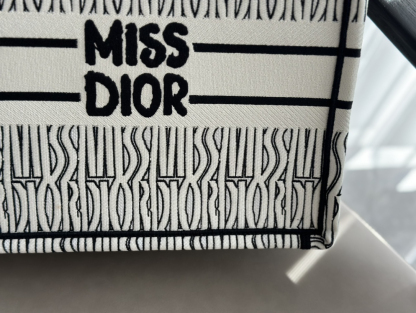 ディオール「Dior」Book Tote 2023 ショッピングトートバッグ