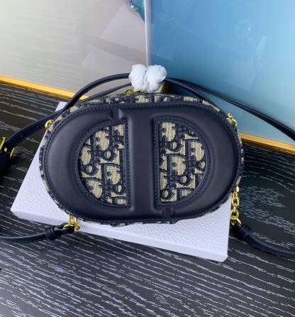 ディオール「Dior」CD Signature エリプスカメラバッグ 2023年秋冬コレクション