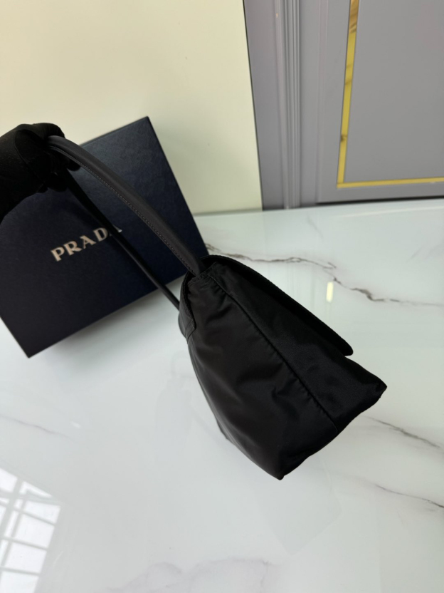 プラダ「Prada」フラップデザイン マルチトート トートバッグ
