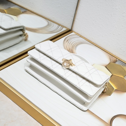 ディオール「Dior」LADY DIOR パールクラッチバッグ 2023年秋冬 シープスキン