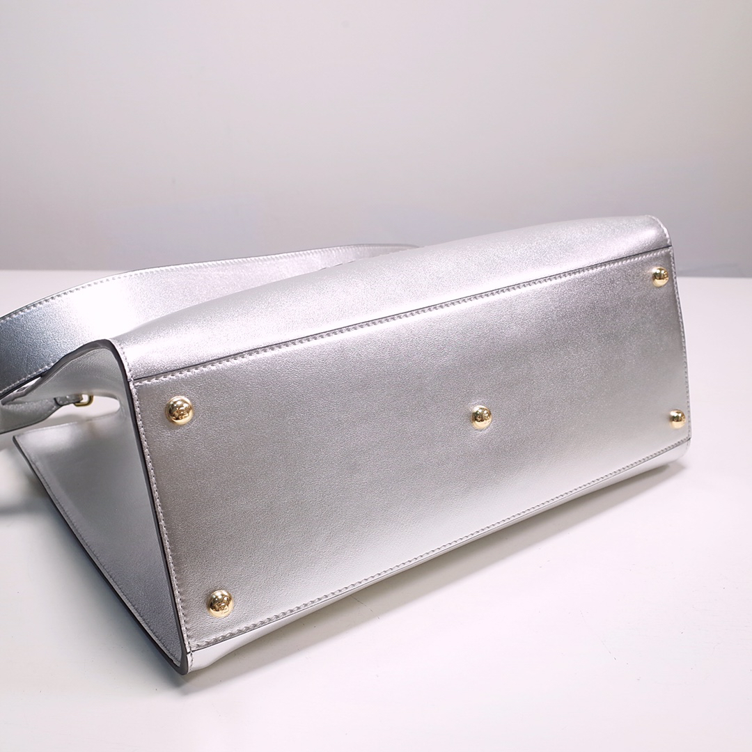 フェンディ「Fendi」Sunshine センタートートバッグ（シルバーラミネートレザー）