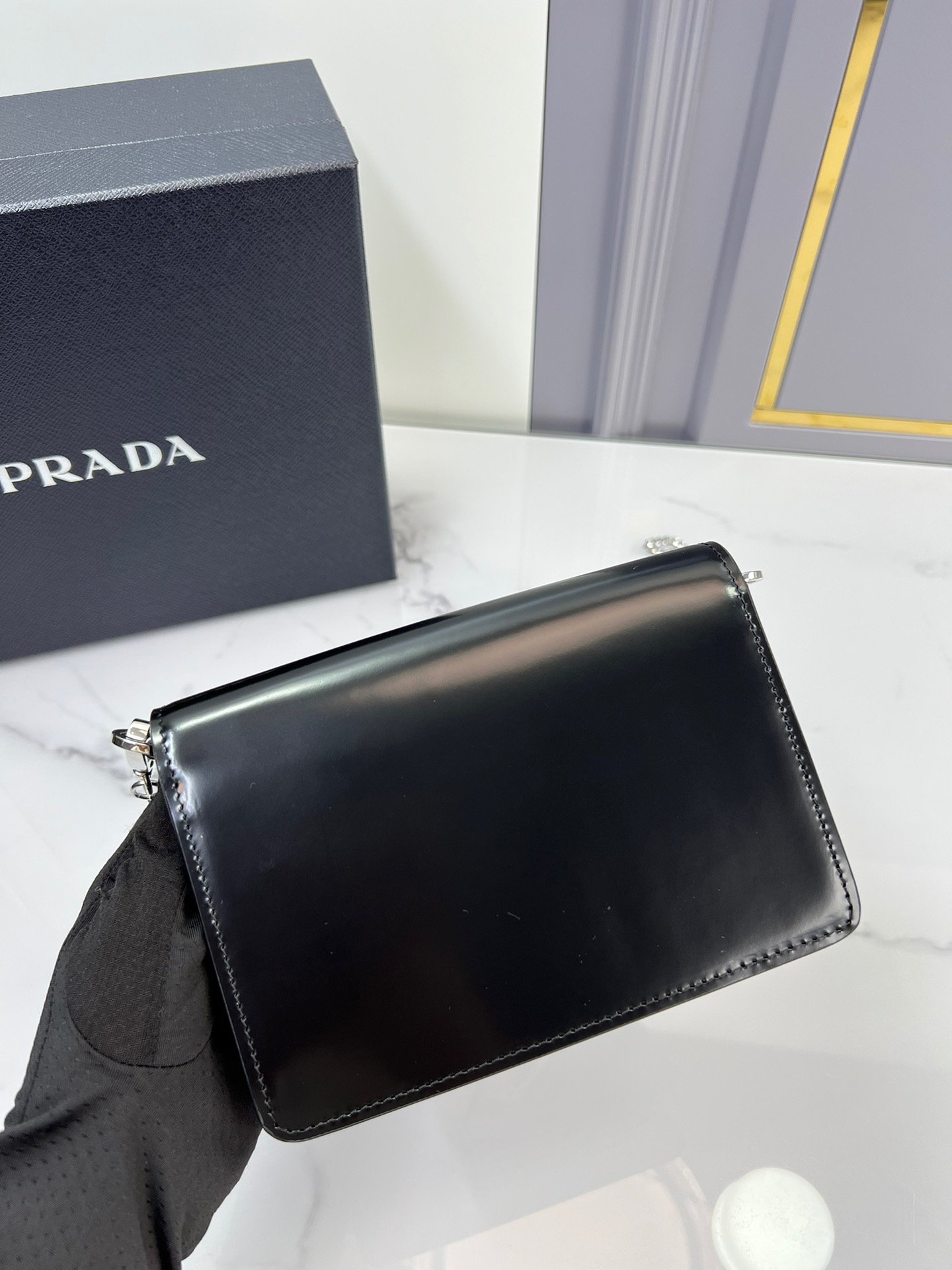 プラダ「Prada」逆三角形チェーン フラップショルダーバッグ ミニバッグ