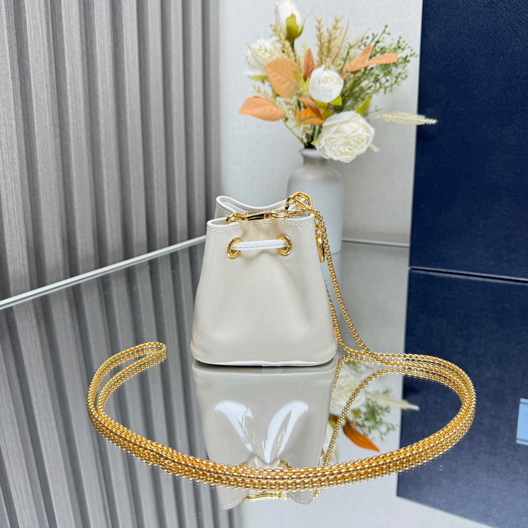 プラダ「Prada」エナメルレザー ボトルバッグ ミニバッグ