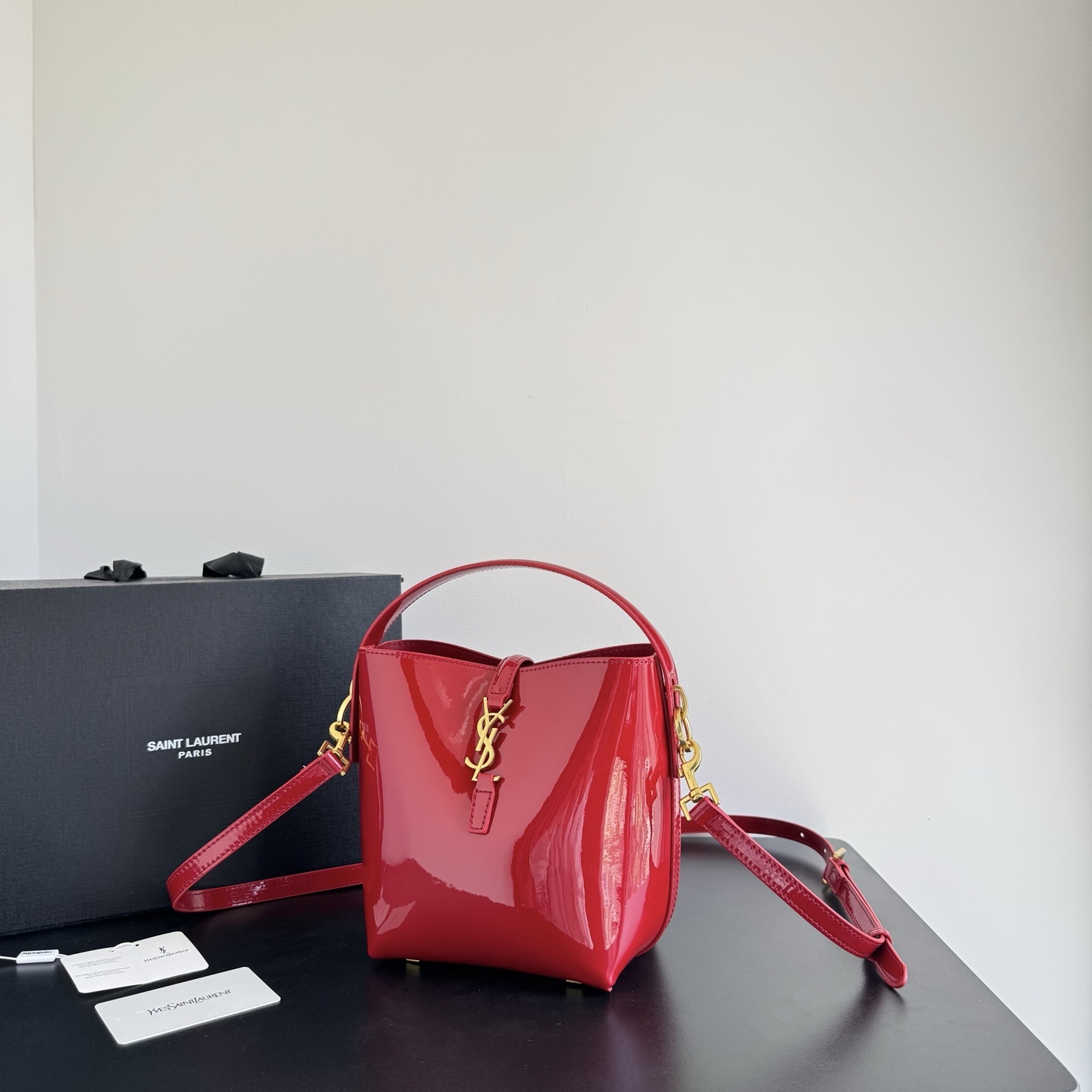 サンローラン「Saint Laurent」ラミネートレザー ホボ バケットバッグ