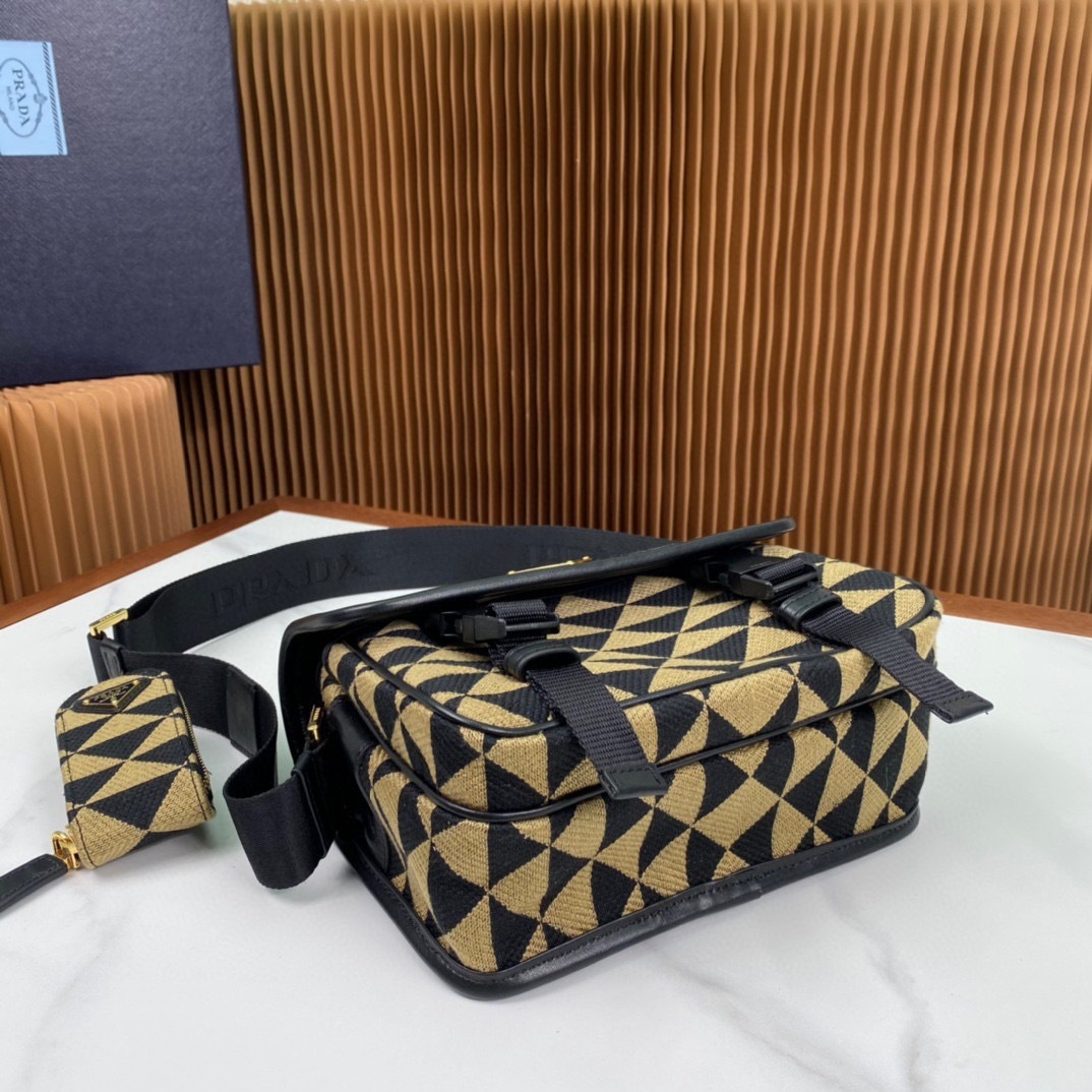 プラダ「Prada」刺繍ジャカードメッセンジャーバッグ