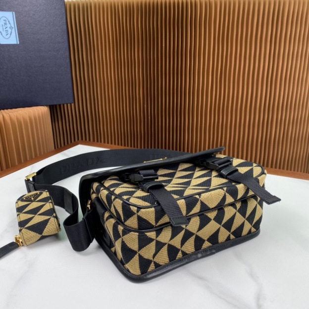 プラダ「Prada」刺繍ジャカードメッセンジャーバッグ