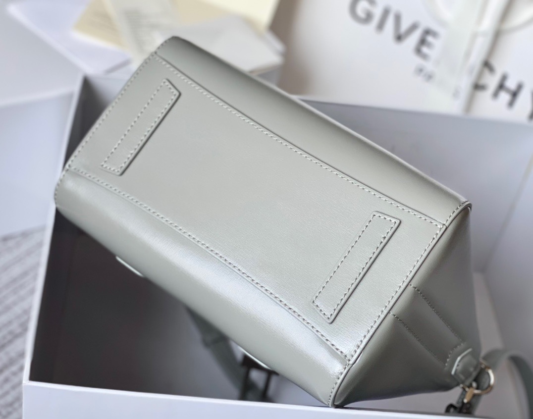 ジバンシィ「Givenchy」スモール アンティゴナ ボックスレザー バッグ