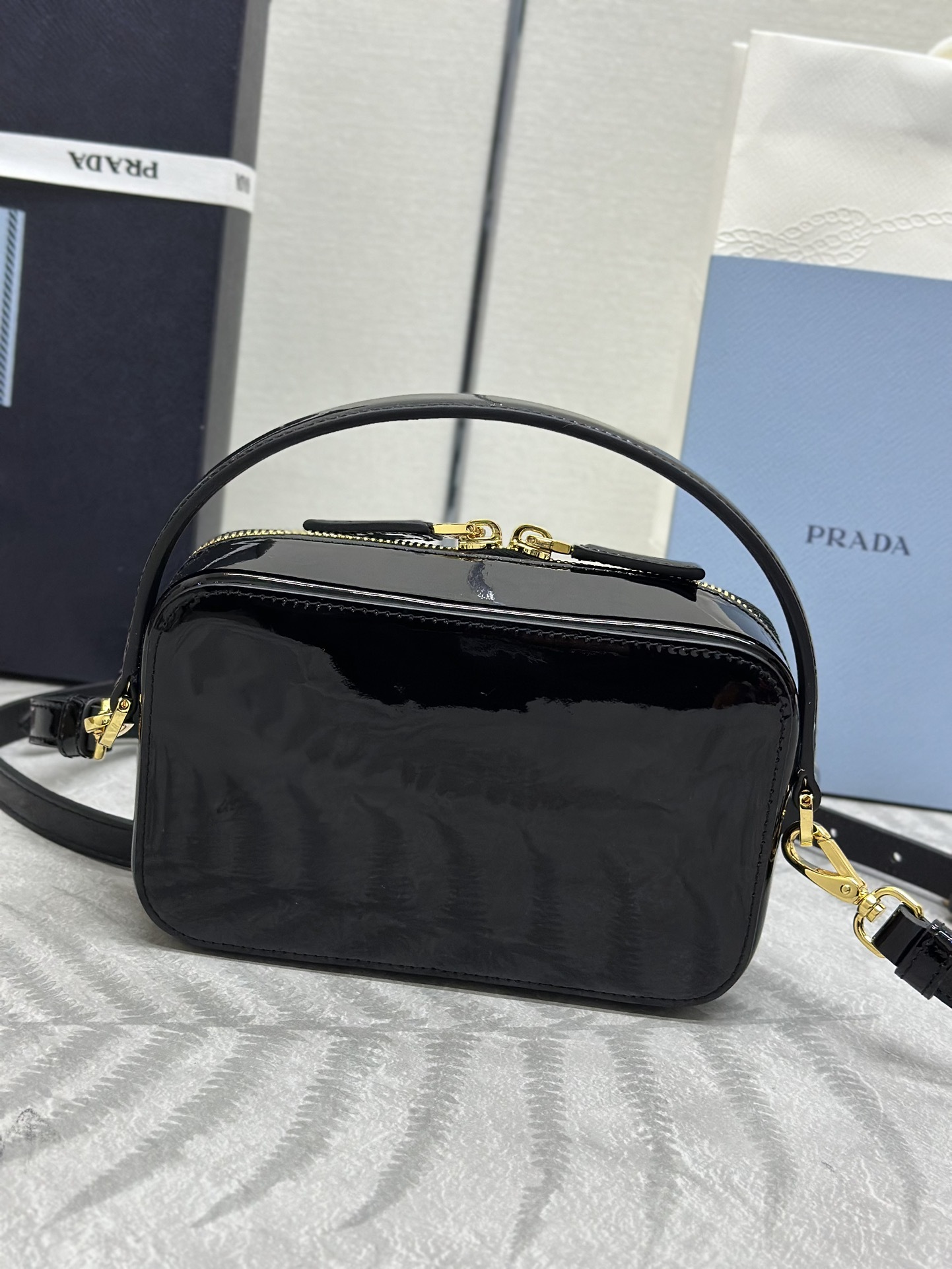 プラダ「Prada」クワイエットレザー カメラバッグ