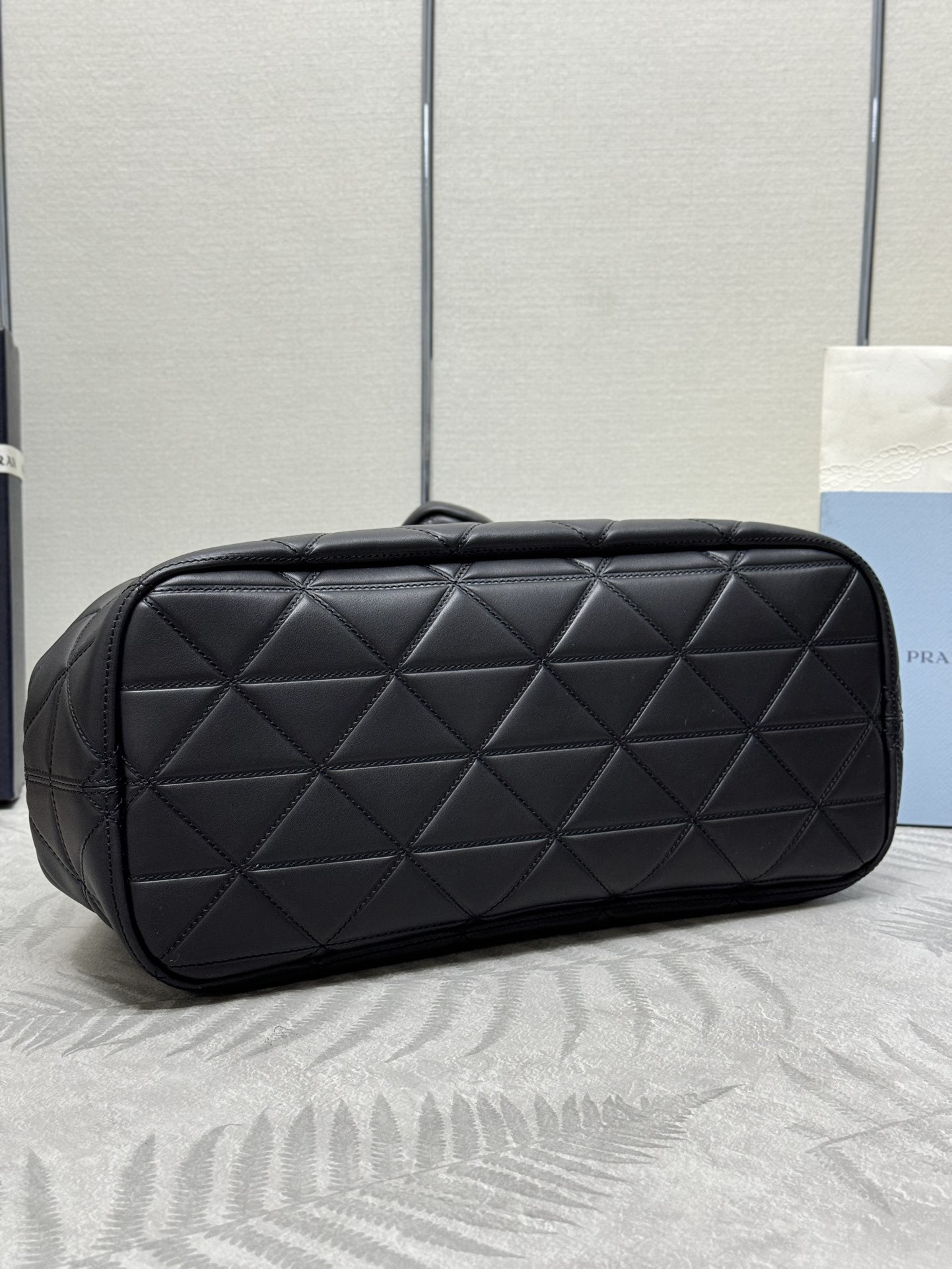 プラダ「Prada」ラージトートバッグ