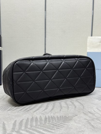 プラダ「Prada」ラージトートバッグ
